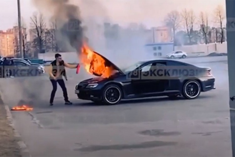 BMW driftao pa ostali samo dugmići