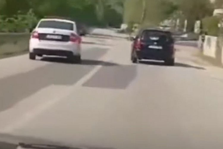 Snimio policiju kako pretiče na punoj liniji pa i on krenuo za njima