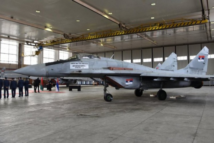 Na batajnički aerodrom dopremljeni migovi iz Bjelorusije