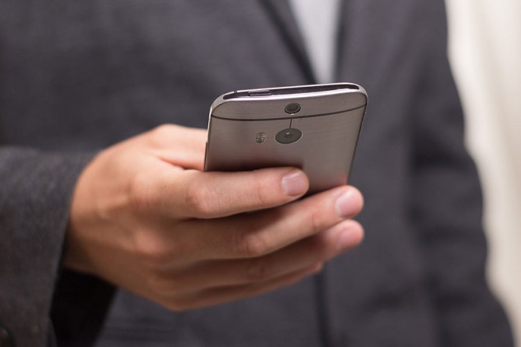 Prodavao telefon, pa brzom poštom poslao igračku