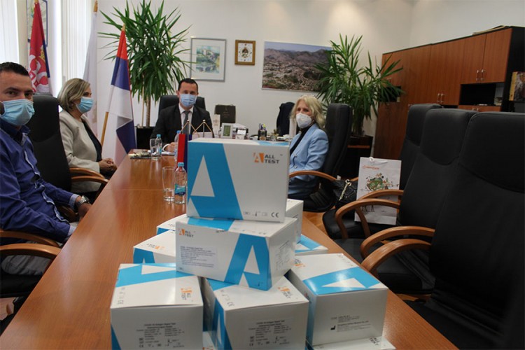 "Hemofarm" donirao 500 brzih testova Trebinju
