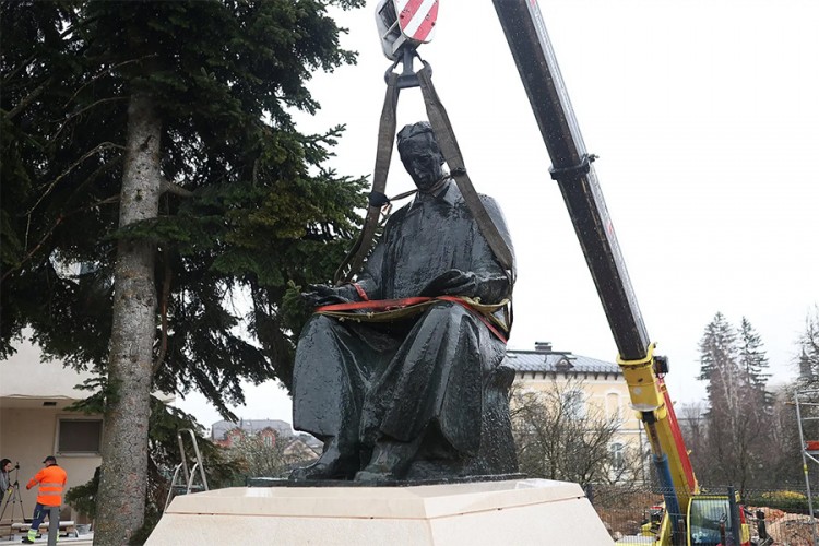 Spomenik Nikoli Tesli vraća se u Gospić