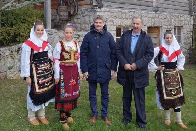 Gujon: Divim se narodu Grahova
