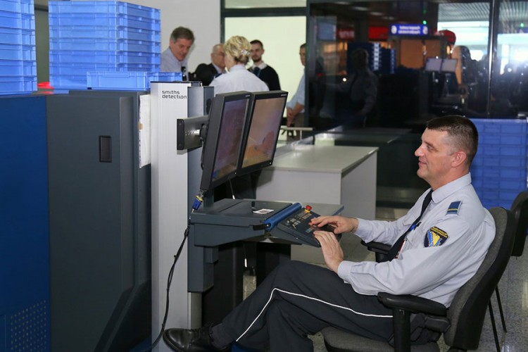 Na aerodromima fale 74 policajca