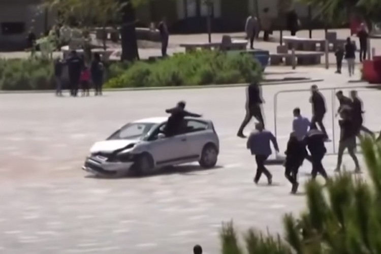 Divljao autom na pješačkoj zoni, "kung-fu" šetač ga brutalno kaznio