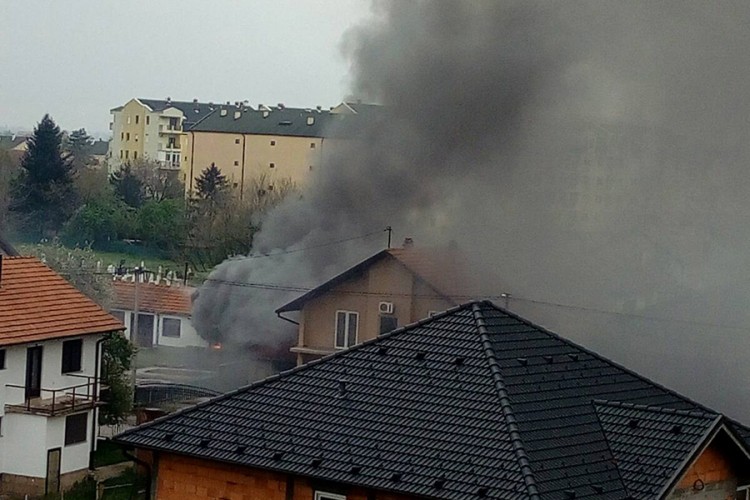Gori kuća u Bijeljini