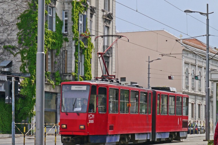 Tramvaj izletio iz šina u Beogradu i udario u zgradu