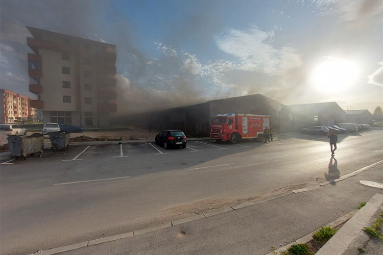 Ugašen požar u magacinu uz bivšu fabriku bicikala