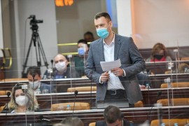 "Odbornicima koji samo sjede i ćute ukinuti naknade"