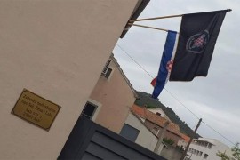 Okačio zastavu HOS-a na zgradu nadbiskupije, građani je gađali jajima