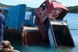 Nezgoda na Jadranu: Kamion ispao s broda u more