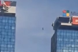 Nesvakidašnja scena u Sarajevu: Muškarac hodao po žici između dva ...