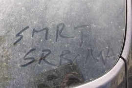 "Smrt Srbima" na automobilu iz Valjeva parkiranom u Budvi