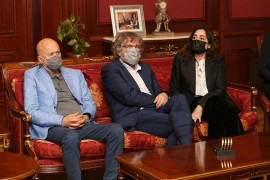 Kusturica na sastanku s Handkeom stavio masku preko očiju