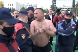 Muškarac pokušao da se zapali tokom molitve