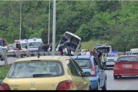 Dvije djevojke proletjele kroz šoferšajbnu autobusa prilikom sudara ...
