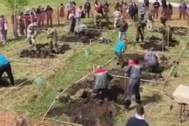 Trkali se ko će brže da iskopa grob