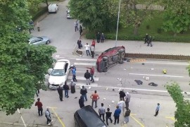 Sudar dva automobila, jedan se prevrnuo