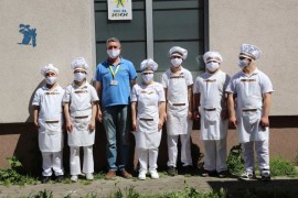 Šest mladih iz Daun sindrom centra predstavlja RS na gastro-festivalu ...