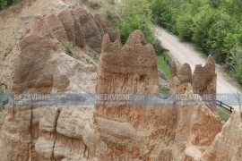 Pješčane piramide kod Foče: Fenomen koji svakodnevno dobija novi oblik
