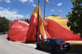 Najveća crnogorska zastava od 16.000 evra se pocijepala tokom podizanja