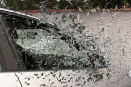 Automobil sletio sa puta i udario u stub, poginuo mladić