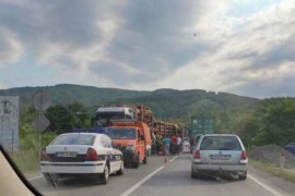 Sudarila se dva kamiona, građa se rasula po putu