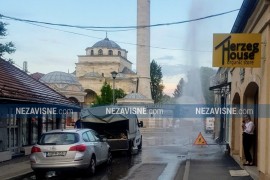 Pukla cijev u blizini Ferhadije u Banjaluci, voda šikljala