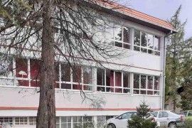 Učenik iskočio kroz prozor škole i polomio noge