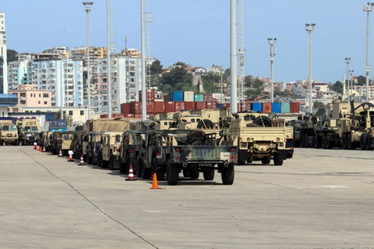 U Drač stigli kontejneri i kamioni pred vježbe NATO