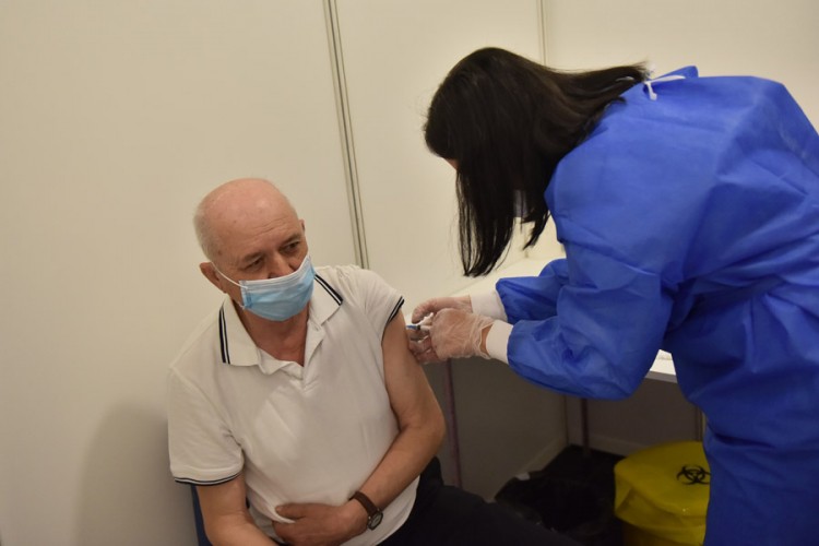 Medijski radnici i prosvjetari čekaju kineske vakcine