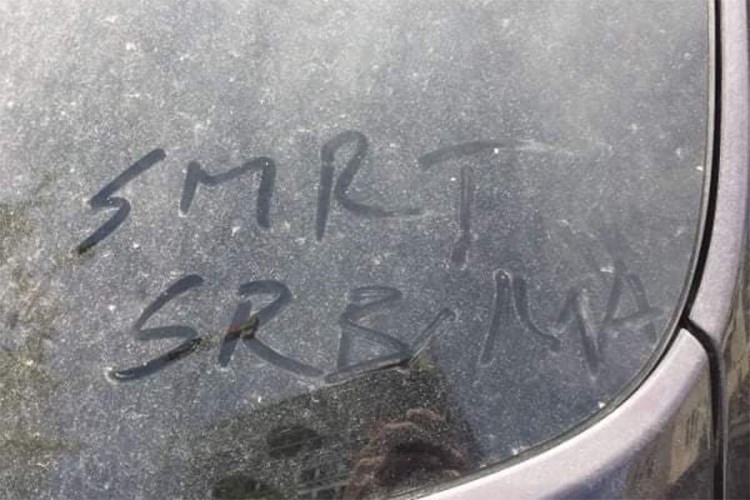 "Smrt Srbima" na automobilu iz Valjeva parkiranom u Budvi