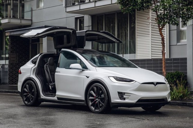 Tesla u problemu - odlazi veliki investitor?