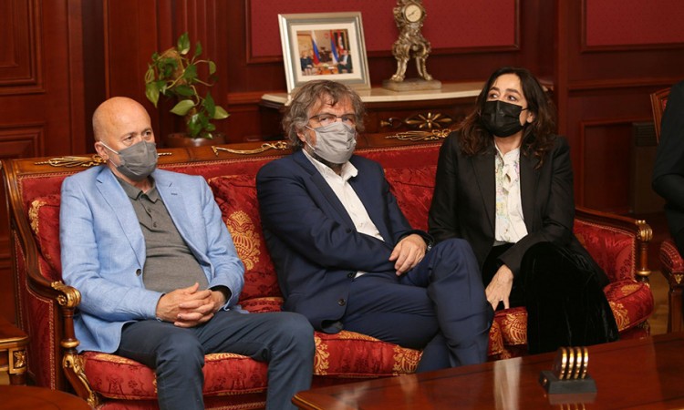 Kusturica na sastanku s Handkeom stavio masku preko očiju