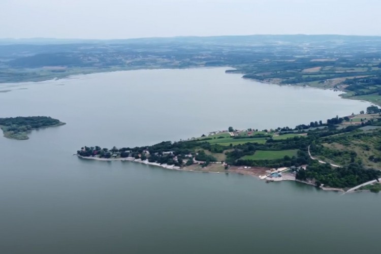 Ronioci tragaju za djevojkom koja je upala u Gružansko jezero