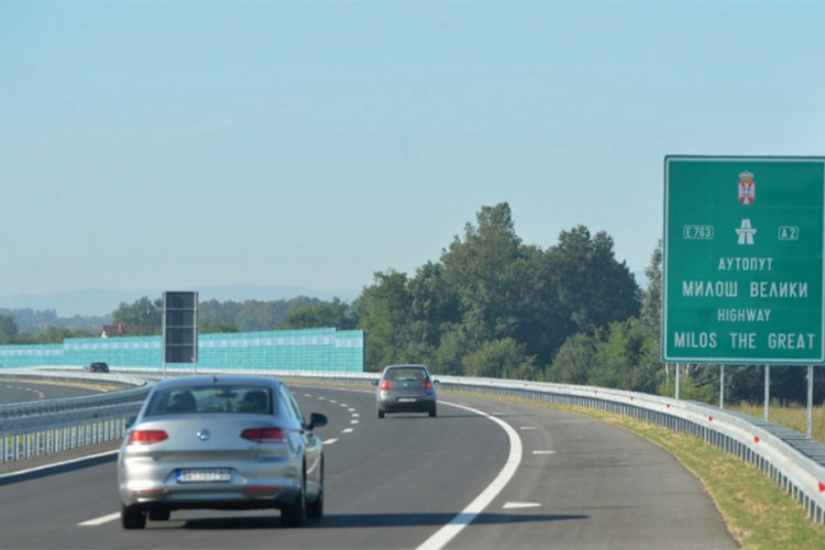 Imao infarkt na auto-putu "Miloš Veliki", spasli ga na naplatnoj rampi