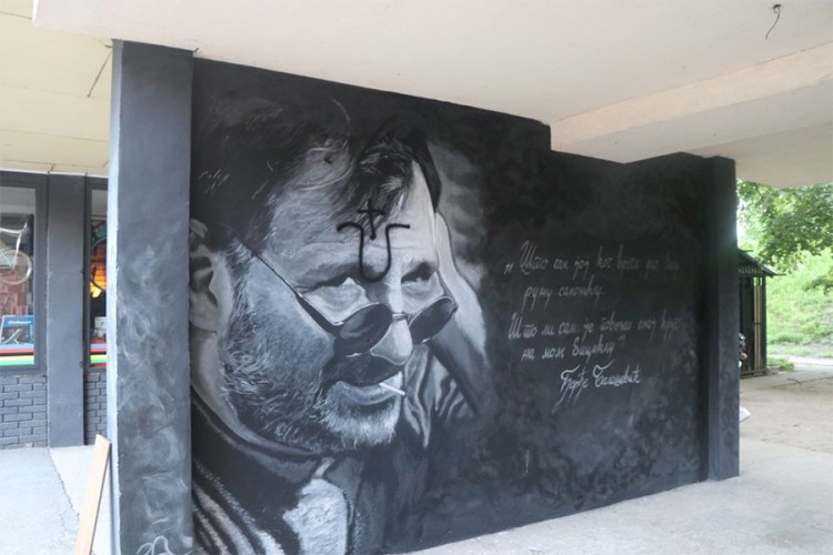 Ustaškim obilježjem oskrnavljen mural Balaševiću u Novom Sadu