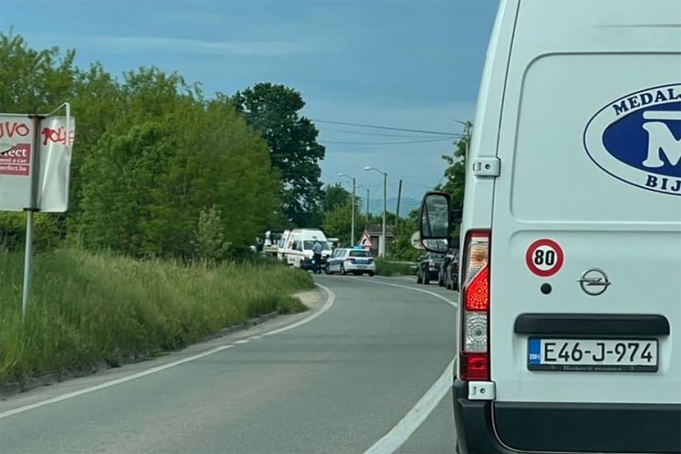 Sudar teretnog i putničkog vozila kod Bijeljine, dvoje povrijeđeno