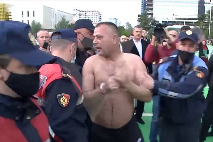 Muškarac pokušao da se zapali tokom molitve