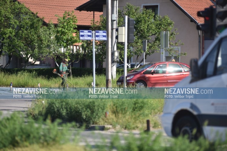 Usporeno košenje trave u Banjaluci