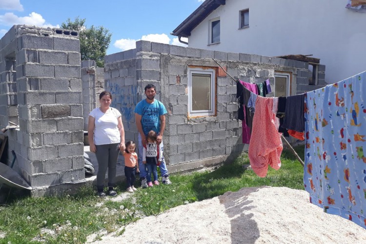 Mladi bračni par s dvije djevojčice u raljama problema
