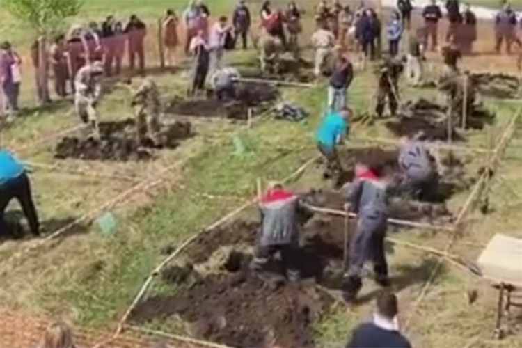 Trkali se ko će brže da iskopa grob