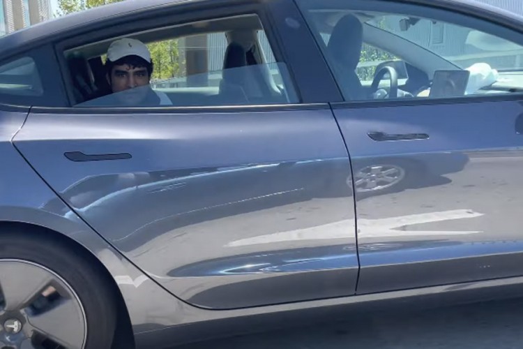 Uključio auto-pilot i vozio se na zadnjem sjedištu pa uhapšen