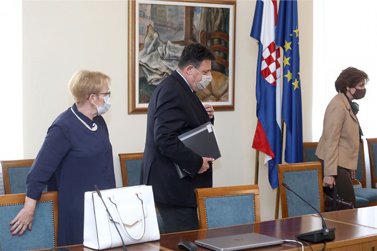 Muškarac u Sisku ukrao 43 listića sa birališta