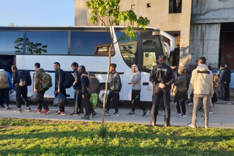 Oko 250 migranata premještno u kamp Lipa