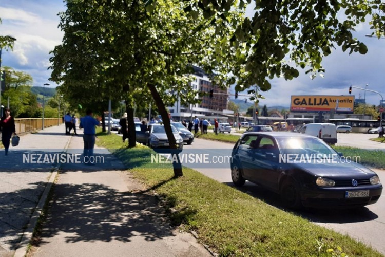 Migranti u Banjaluci ukrali sladoled, napali policiju, u bijegu jednog udario auto