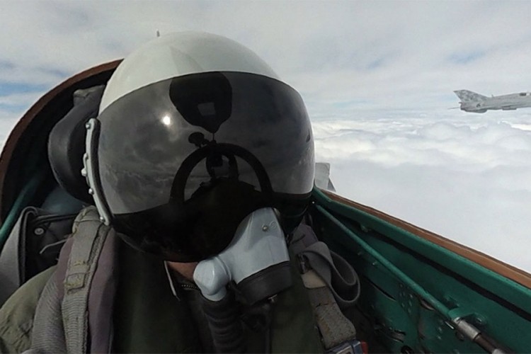 Kupuju borbene avione, a nema ko letjeti