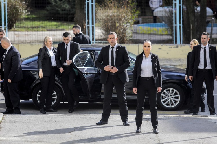 Čeliče policijske redove za zaštitu političara