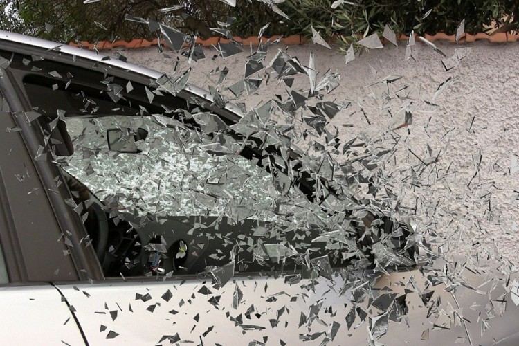 Automobil sletio sa puta i udario u stub, poginuo mladić