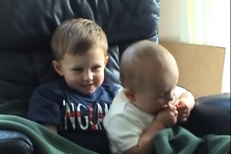 Porodični video "Čarli me ugrizao za prst" prodat na aukciji